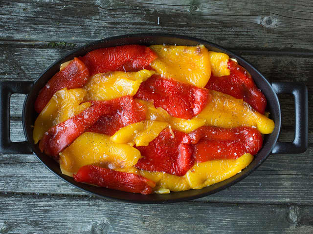 Fordel paprikaen og topp med litt cottage cheese-blanding og tomatsaus.