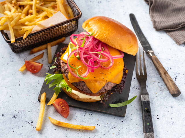 Burger med ekte cheddar og syltet rødløk