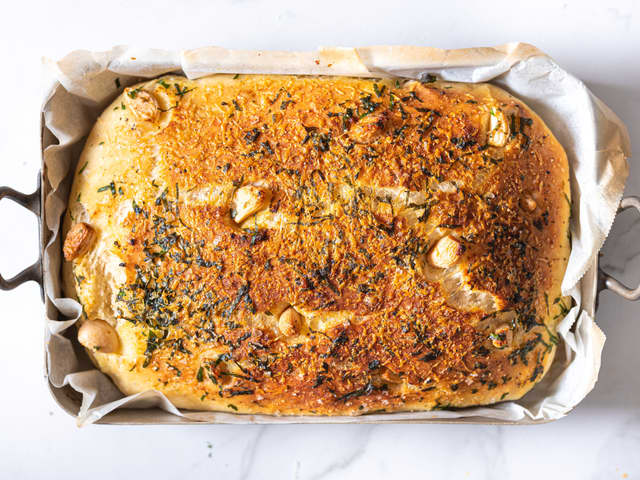 Stek hvitløksbrødet på 250 grader i ca. 15 minutter til det er gyllent og gjennomstekt.