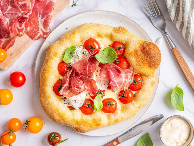 Hvit pizza med coppaskinke og burrata