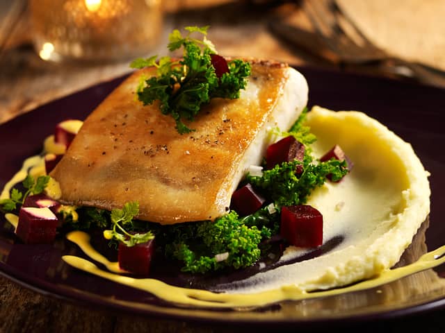 Skinnstekt kveitefilet med grønnkål og safransaus