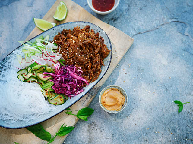 Asiatisk salat med glassnudler og pulled vegetar
