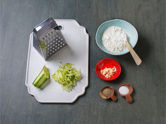 Riv agurk og klem ut væsken. Finhakk 1 fedd hvitløk, bland med kesam og smak til med salt og pepper.
