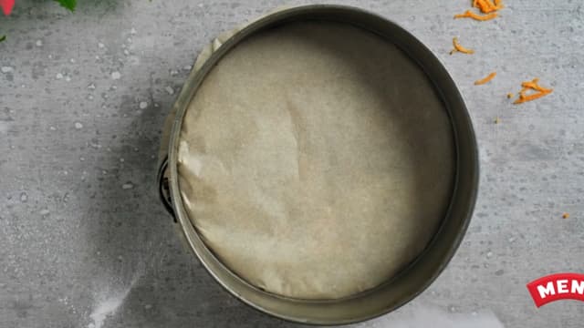 Ha deigen i en bakepapirkledd rundt form på 24 cm. **Stek kaken på 180 grader i 35 minutter midt i ovnen.**