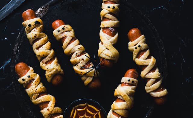 Lag øyne av sort pepperkorn, eller hel nellik.