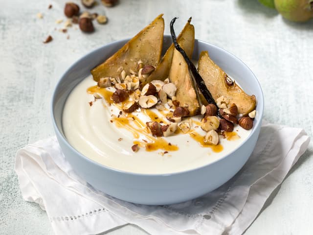 Yoghurt med bakte pærer, vanilje og hassellnøtter