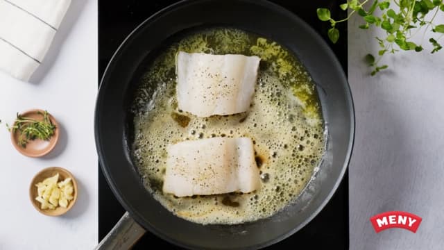 **Skrei:** Stek fisken i en stekepanne i ca. 3 minutter på hver side. Stek deretter videre midt i ovnen på 170 grader i ca. 5 minutter.