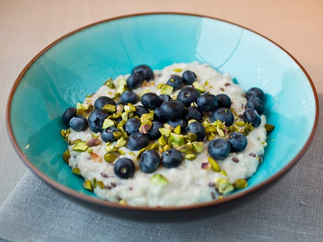 Havregrøt med blåbær og pistasj