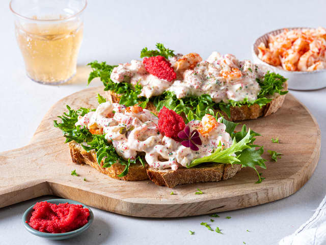 Skagensalaten smaker aller best når den serveres på godt brød med litt grønn salat.