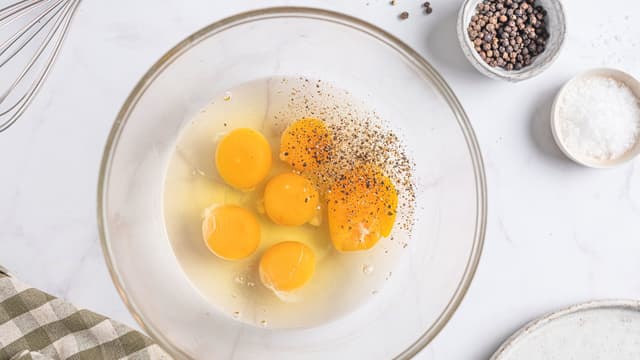 Visp sammen egg, en klype salt og en liten klype pepper.