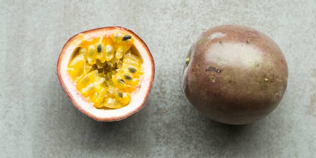 **Pasjonsfruktsaus:** Del pasjonsfruktene i to og skrap ut fruktkjøttet. Kjør fruktkjøttet raskt i en blender eller med en stavmikser. Ha det over i en kasserolle sammen med sukker og vann.