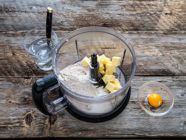 **Paibunn:** Ha mel og terninger av kaldt smør i en foodprosessor. Bruk pulsfunksjon (eller skru maskinen av og på selv), til smør og mel er blandet til en småkornete konsistens.
