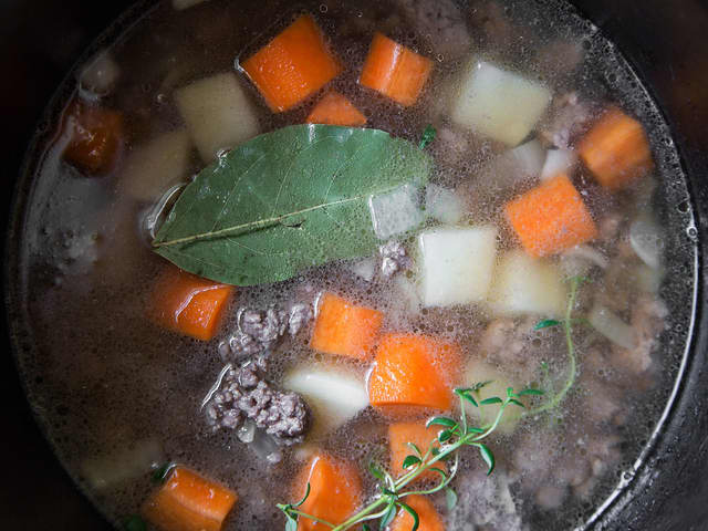 Tilsett gulrot, poteter og buljong, og kok det hele på medium varme til potetene er skikkelig møre og har begynt å løse seg litt. Dette vil jevne kraften noe. Smak til med salt og pepper.
