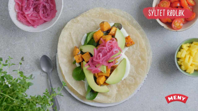 Fyll varme tortillalefser med rømme, salat, krydderstekte søtpoteter, avokadoskiver, ost og syltet rødløk. Topp med fetaost, frisk koriander og granateplekjerner.