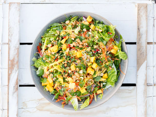 Asiatisk salat med nudler og mango