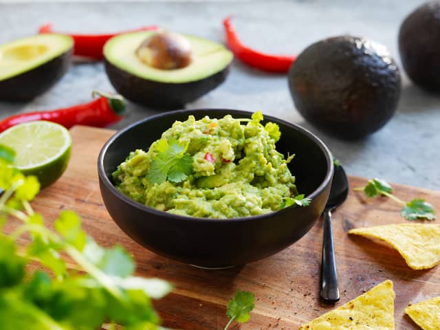**Guacamole:** Del avokadoen, fjern steinen og skallet. Mos med en gaffel og skivs lime over. Smak til med knust flaksalt.