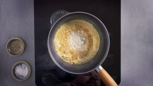 Ha melet i kjelen og kok opp mens du rører konstant i ca. 1 minutt.