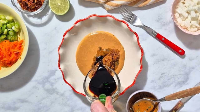 Pisk sammen peanøttsmør, brunt sukker, miso-paste og soyasaus i en bolle.