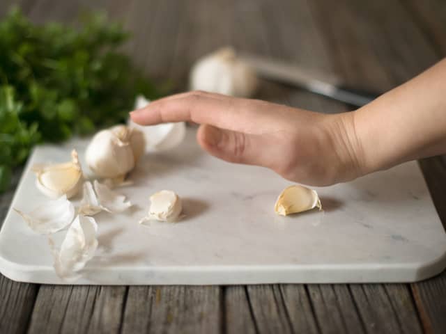 **Linsegryte:** Finhakk løk, hvitløk, ingefær og chili. Varm rapsoljen i en kjele og ha i grønnsakene. La frese i ca. 2 minutter.