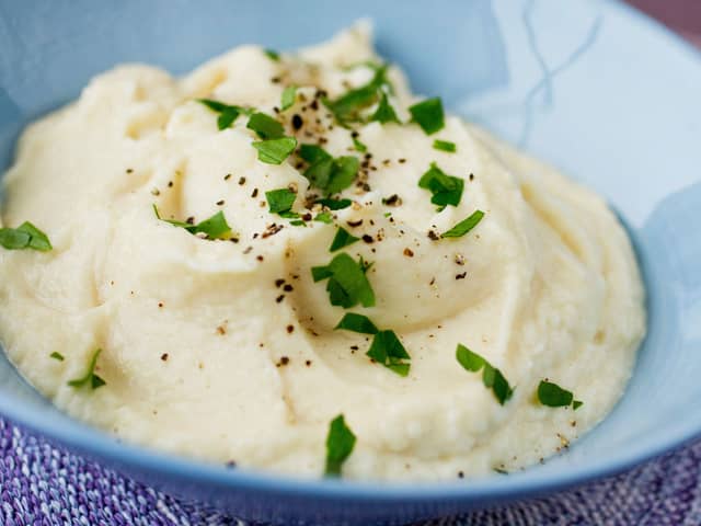 **Potet- og sellerirotpuré:** Kok poteter og sellerirot møre, slå av vannet. Pisk melk, grønnsaker og smør sammen til god konsistens. Smak til med salt og pepper.