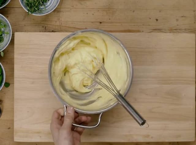 **Hovmestersmør:** Rør smøret lyst og luftig med en visp eller i kjøkkenmaskin.