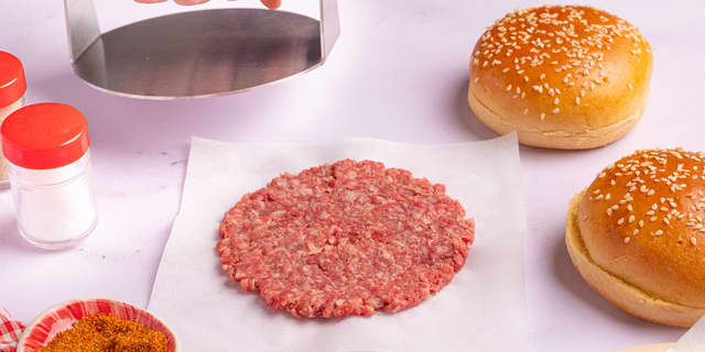 **Smash burger:** Trykk burgerne flate med en «smasher». Du kan også legge et stykke matpapir på burgeren og presse med en stekespade.