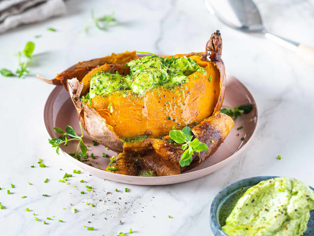 Bakt søtpotet med ingefær og gressløksmør