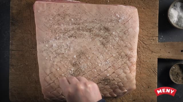 Gni ribben godt inn med salt og pepper, legg den med svorsiden ned i en form, dekk den med aluminiumsfolie og sett kjølig i 1-3 dager før steking.