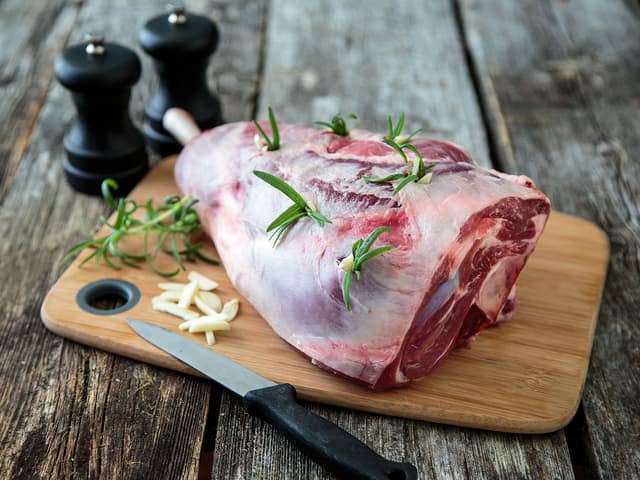 **Lammelår:** Gni lammelåret godt inn med salt og pepper. Bruk en spiss kniv til å lage 5-6 små lommer i kjøttet. Fyll lommene med rosmarin og grovhakket hvitløk.