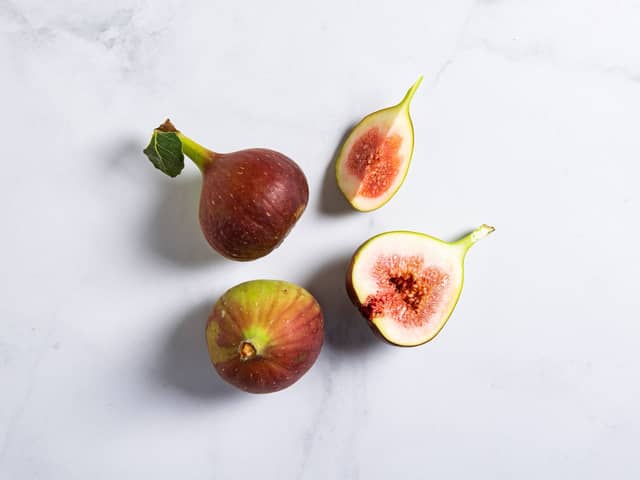 **Fikensalat:** Skyll fikenene og skjær dem i båter. Skjær av rotenden på endivesalaten og del bladene fra hverandre.