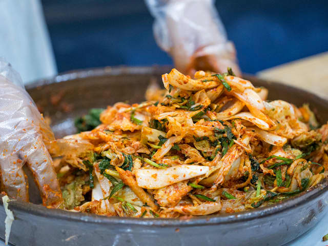 **Marinade:** Riv hvitløk og ingefær, og bland sammen alle ingrediensene til marinaden. Ha marinaden over kålen sammen med gulrot og vårløk.