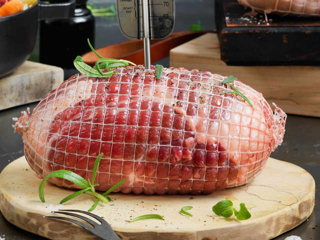 **Svinesteken:** Krydre svinesteken med salt og pepper. Brun svinesteken i smør og legg steken i en ildfast form. Smør svinesteken med appelsinmarmelade.