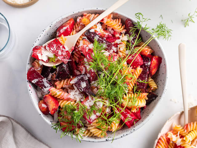 Bland grønnsaker og pasta sammen i en bolle. Smak til med sitronsaft. Topp med friske urter og revet parmesan.