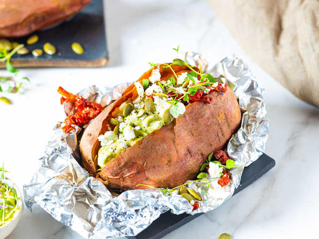 Bakt søtpotet med fetaost, avokado og soltørket tomat