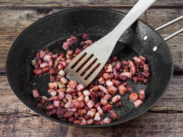 **Smakshevertips:** Stek baconet gyllent i en stekepanne. Smelt smøret i stekepannen sammen med baconet. Ha over den ferdige fisken.