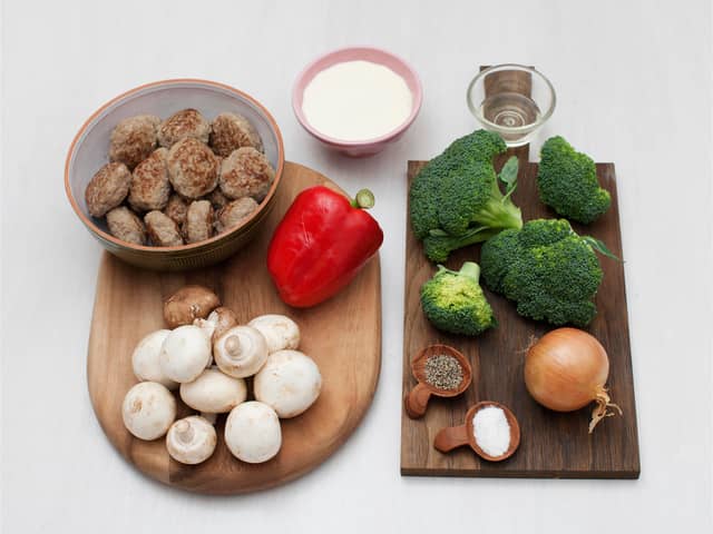 Finn frem ingrediensene og stek kjøttkakene i en stekepanne dersom de ikke allerede er stekt. Husk å snu dem flere ganger underveis.