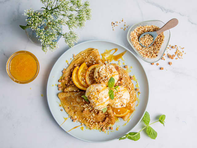 Pannekaker med appelsin, is og salt karamellsaus