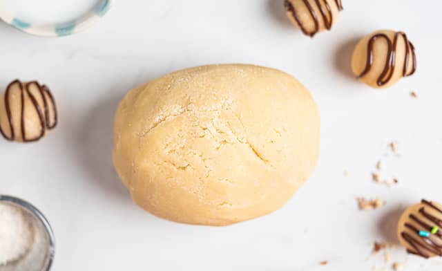 Bland eggehvite sammen med melis og mandelmel i en bolle og kna godt sammen til du har en fast klump med marsipan. Du kan gjøre dette for hånd, eller bruke kjøkkenmaskin.
