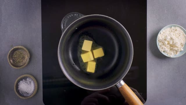 **Peppersaus:** Smelt smøret i en kjele. Ha i finhakket sjalottløk og paprika. Stek i ca. 2 minutter mens du rører.