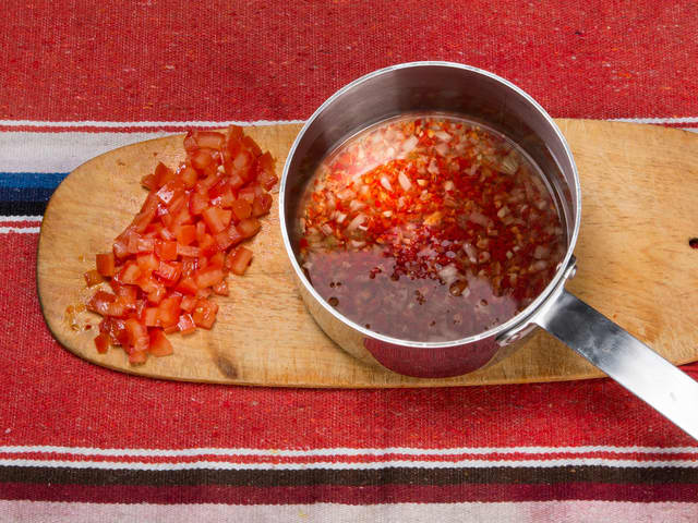 Tilsett tomatkjøttet og smak til med salt og pepper (eventuelt tørket chili for autentisk og sterk chilismak).