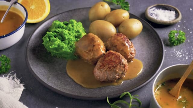 La sausen småkoke i ca. 10 minutter, da vil den tykne og få god smak. Smak til med salt og pepper.