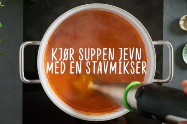 Kjør suppen jevn med en stavmikser.