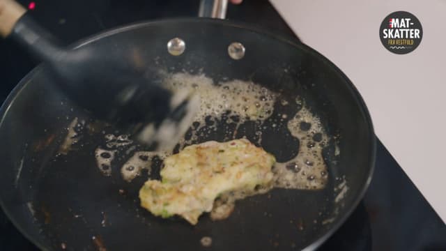 Stek potetkakene gylne på hver side, tilsett evt. litt smør mot slutten av steketiden for ekstra smak.