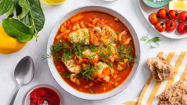 Ha fisken i suppa og la trekke på middels temperatur i ca. 10 minutter, til fisken er ferdig. Ha i rekene og smak til med salt, pepper og sitronsaft. Topp suppen med frisk dill før servering.