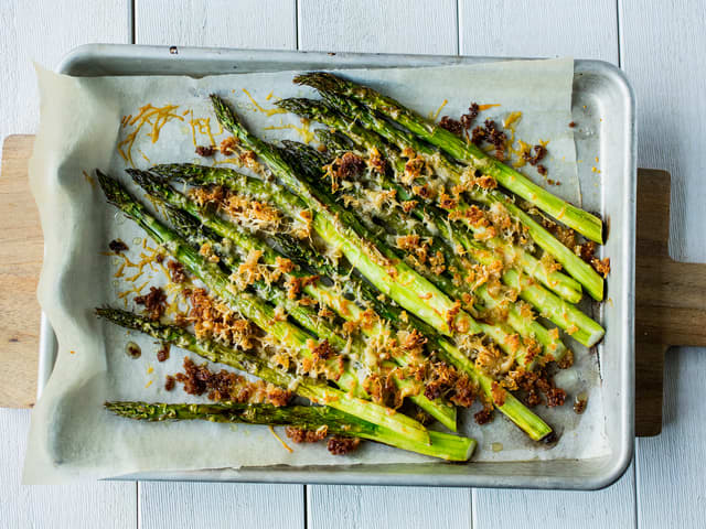 Ovnsbakte asparges med parmesan og sprø smuler