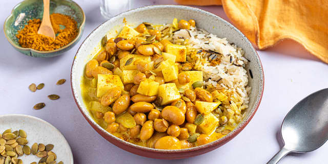 Server curryen med nykokt ris. Topp gjerne med gresskarkjerner før servering.