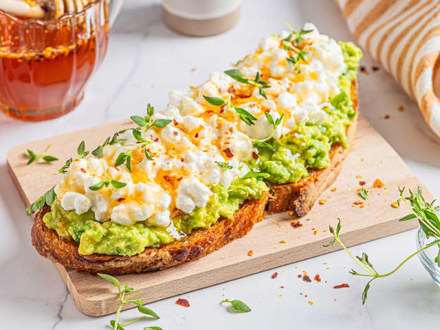 Avokado toast med cottage cheese og hot honey