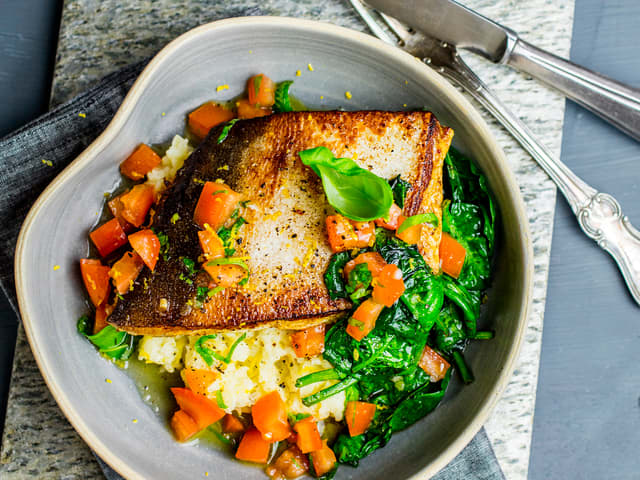 Stek i ca. 3-4 minutter på medium høy varme. Når fiskekjøttet begynner å bli melkehvit, snur du det over på et fat og heller mesteparten av smøret og hvitløken over fisken.