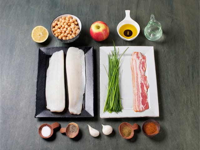 Ovnsstekt torsk med bacon og hummus er en rask og næringsrik middagsrett. Få resten av familien på kroken med denne ovnsbakte torskeretten – noe av det enkleste du kan lage, samtidig som det smaker fabelaktig.