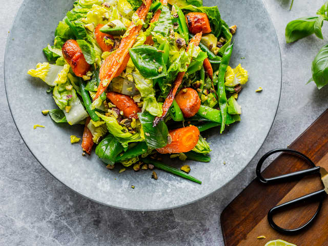 Lun salat med gulrøtter og avokado